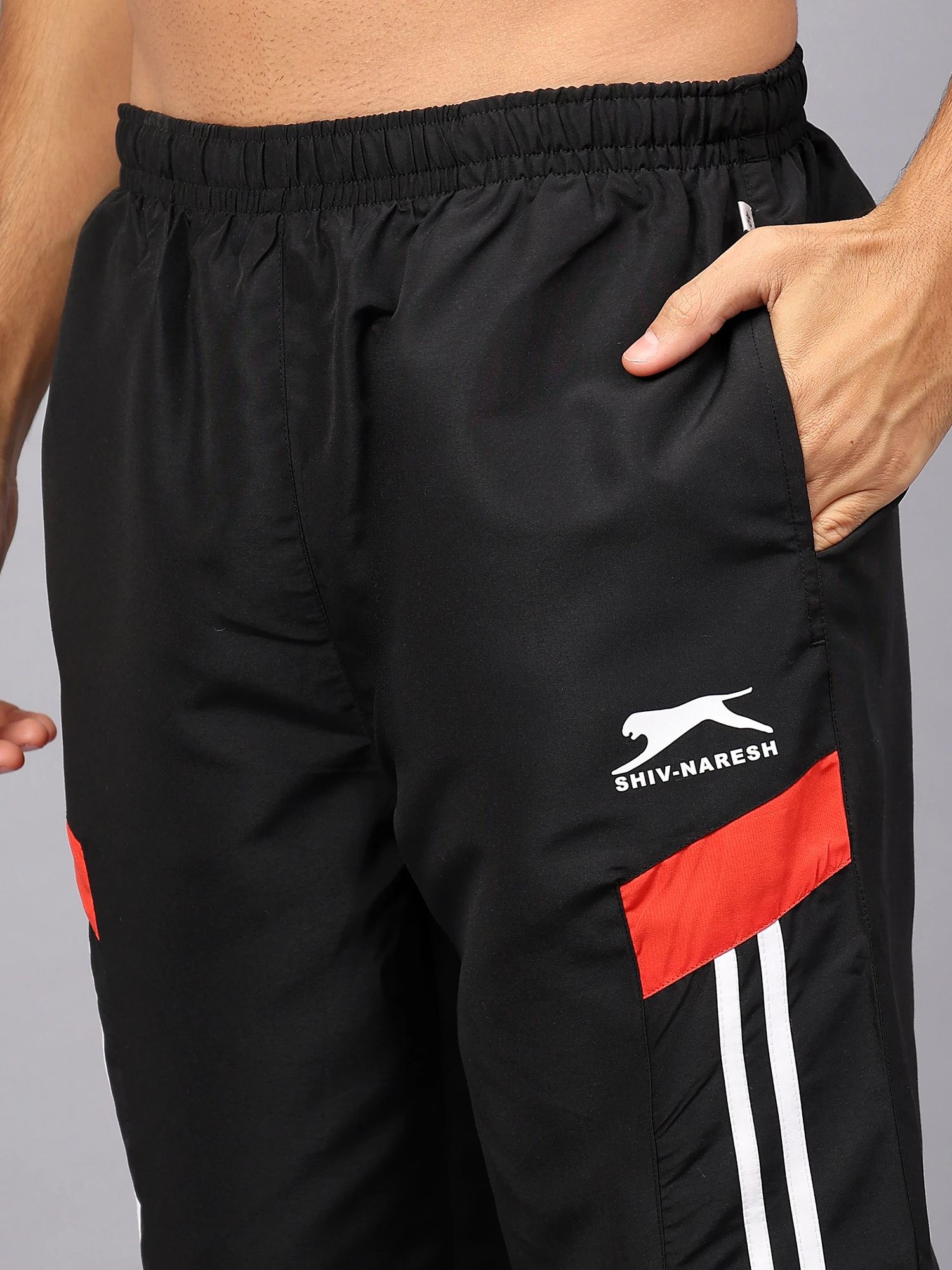 Shiv Naresh Men's active tracksuit in white and black